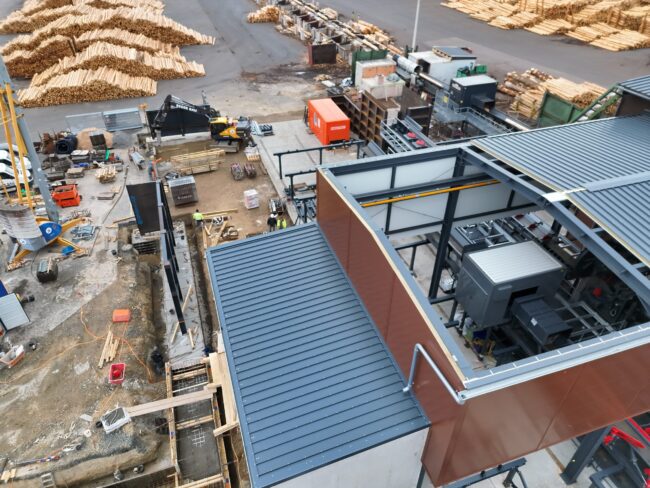 Luftbild des Umbaus am Rundholzplatz mit Fördertechnik, Produktionsgebäude und gelagertem Rundholz bei Rettenmeier Plößberg.