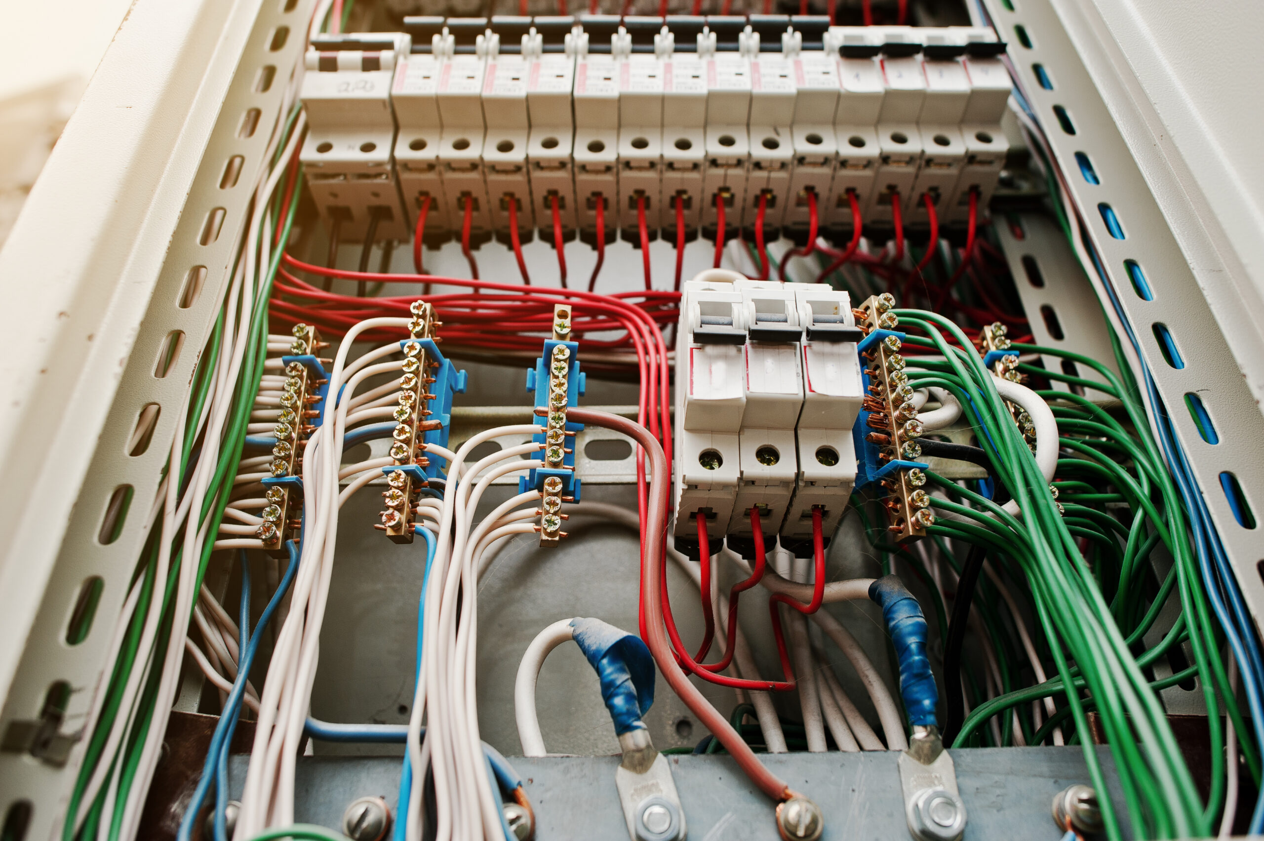 Fachgerechter Aufbau eines Schaltschranks Innenansicht eines Schaltschranks mit Sicherungen, Klemmen und sauber verlegten elektrischen Leitungen.