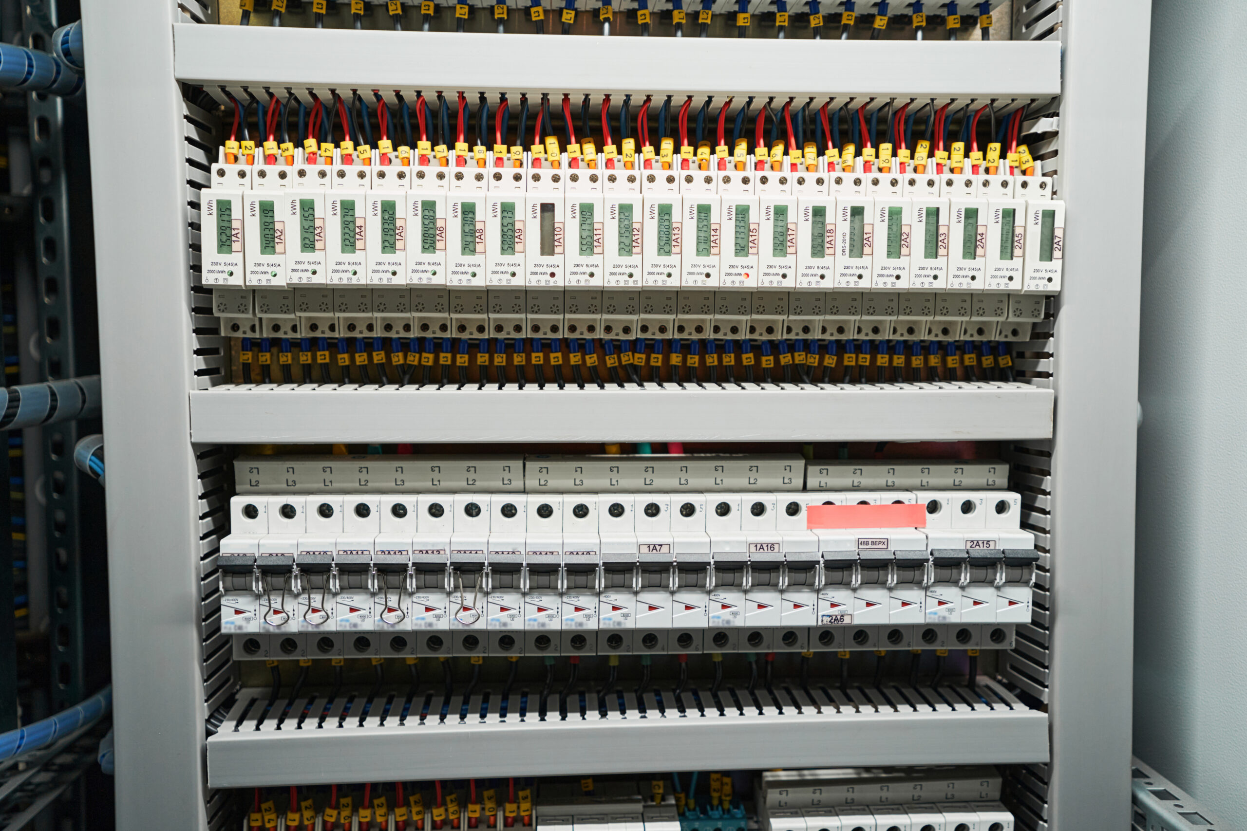 Strukturierter Schaltschrankbau für Industrieanlagen Innenansicht eines Schaltschranks mit sauber verdrahteten Komponenten, Relais und Schutzschaltern. Die Aufnahme verdeutlicht die präzise Umsetzung moderner Steuerungs- und Schalttechnik.