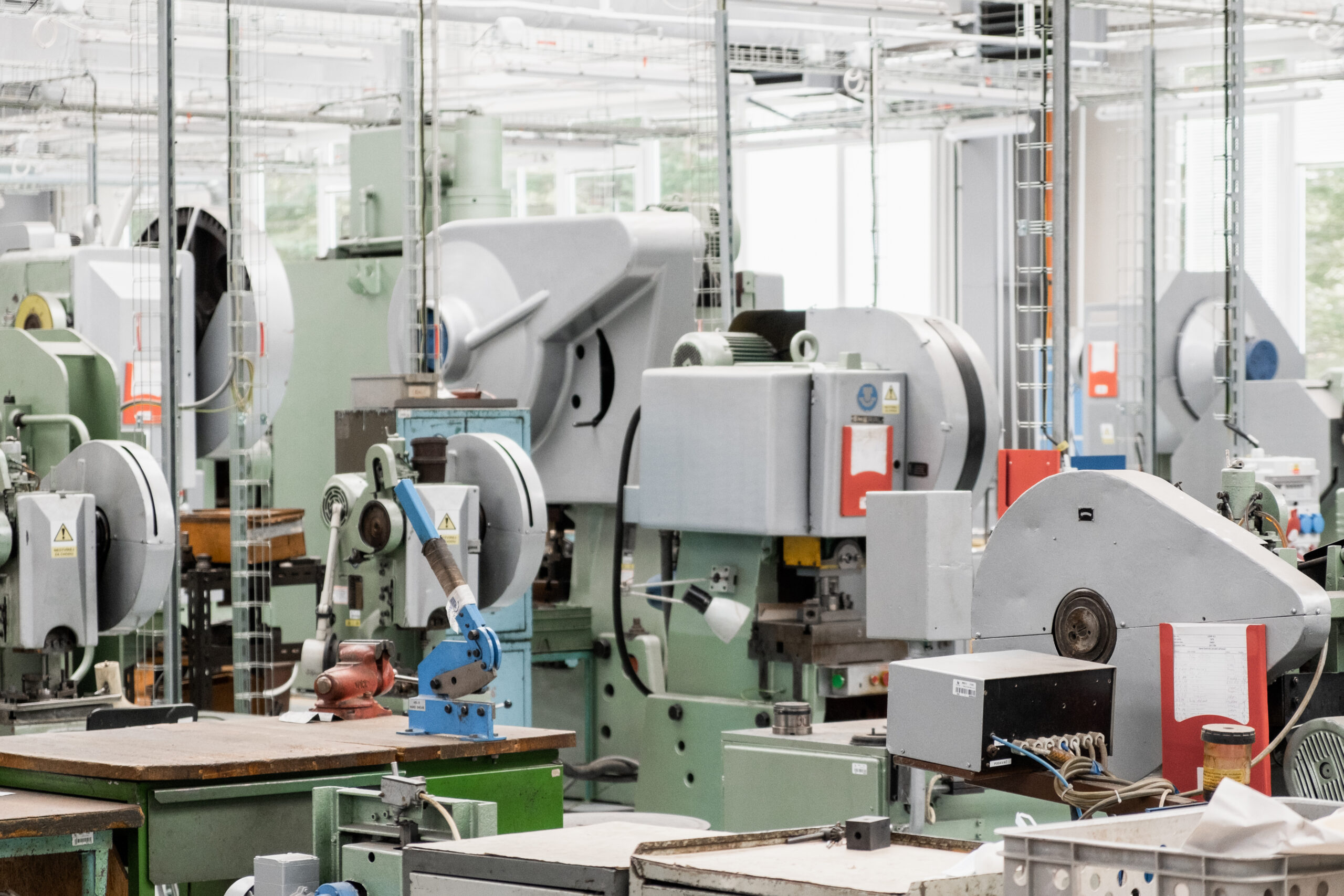 Maschinen- und Anlagentechnik im industriellen Umfeld Blick in eine Produktionshalle mit verschiedenen Industrie- und Bearbeitungsmaschinen. Die Aufnahme zeigt technische Anlagen und Fertigungstechnik in einem industriellen Arbeitsumfeld.