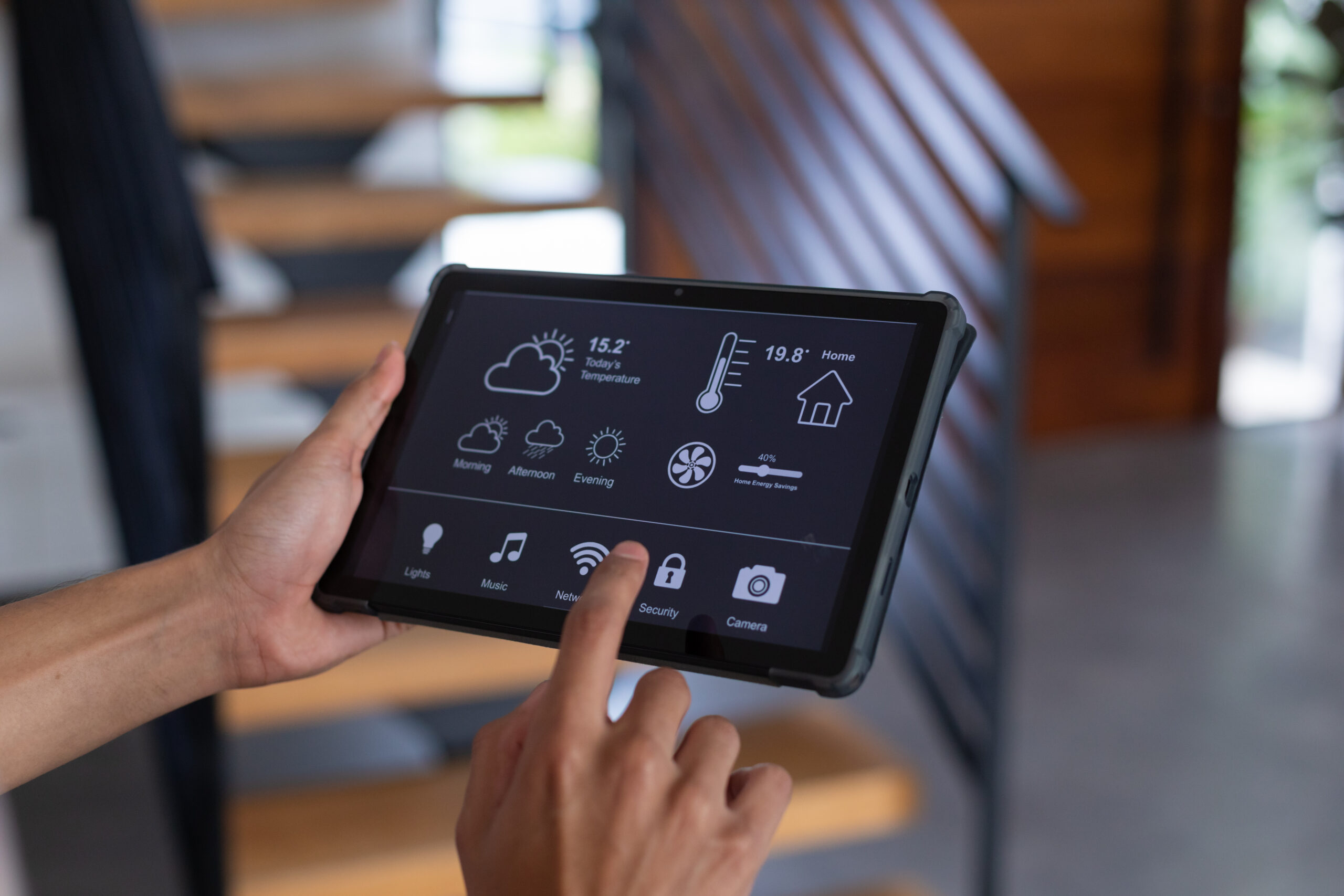 Moderne Smart-Home-Technik Tablet mit Smart-Home-Steuerung zur Bedienung von Beleuchtung, Sicherheitstechnik und weiteren Hausfunktionen.