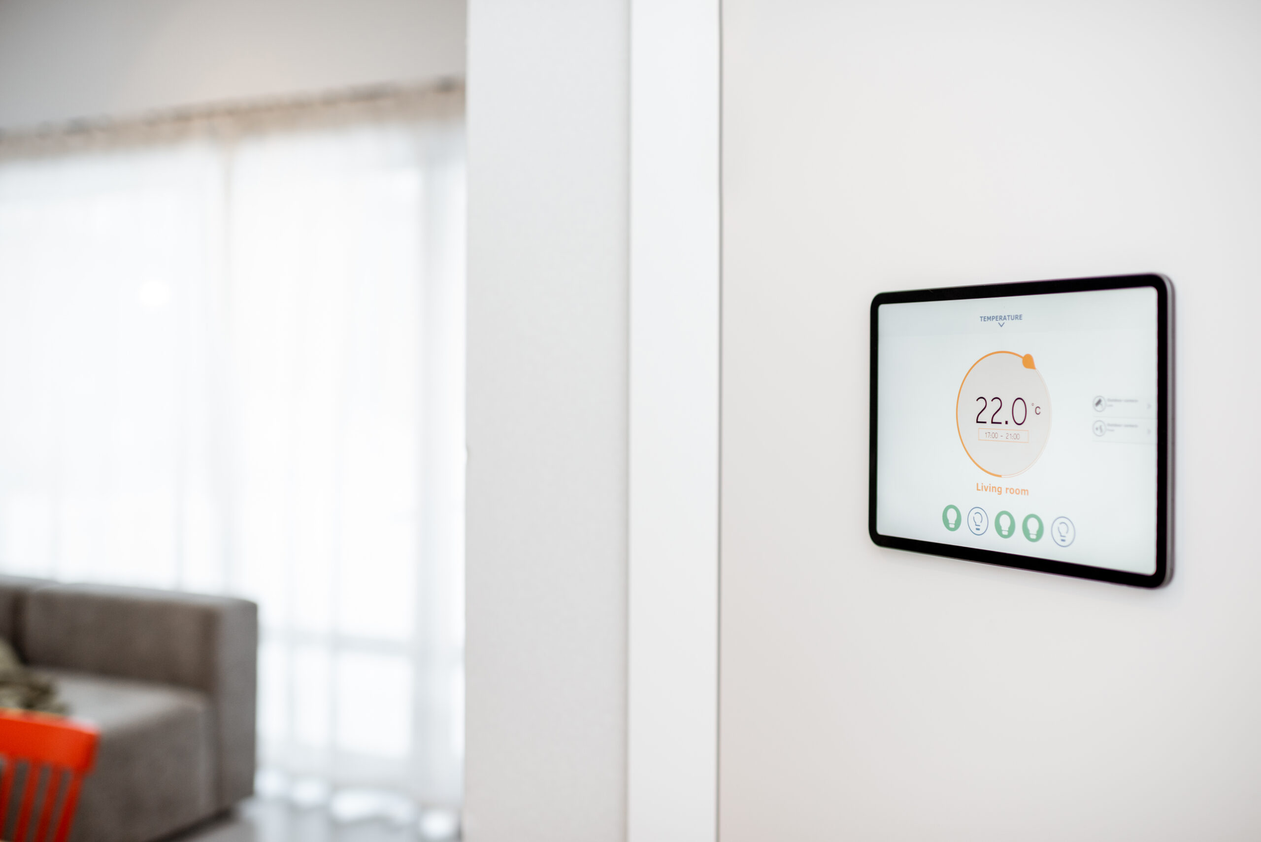 Intelligente Temperatursteuerung Wandmontiertes Smart-Home-Bedienpanel zur Steuerung von Raumtemperatur und Gebäudefunktionen.