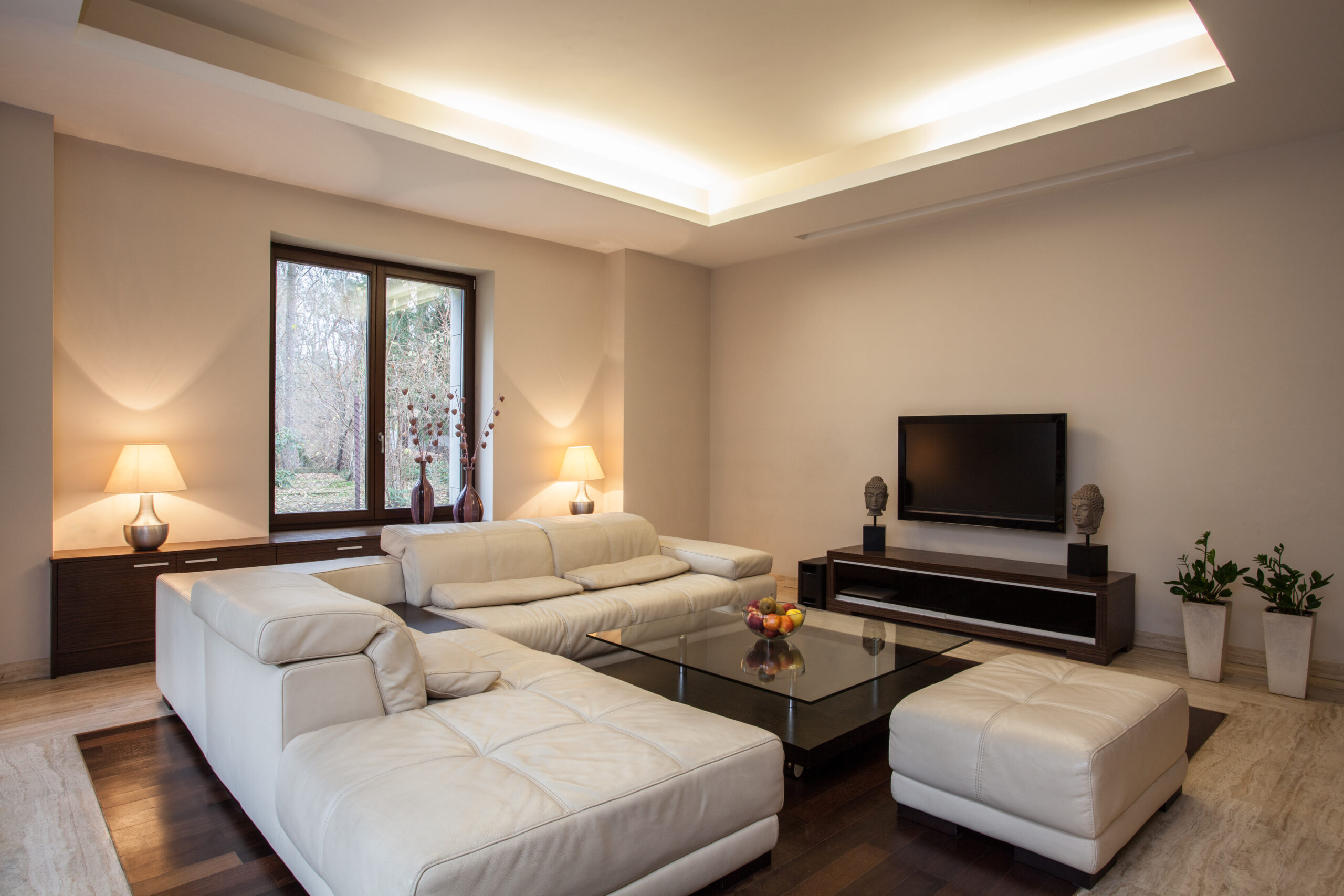 Modernes Lichtkonzept für Wohnräume Modernes Wohnzimmer mit indirekter Deckenbeleuchtung, dekorativen Lichtquellen und harmonischer Lichtgestaltung.